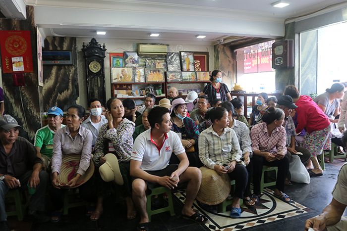 Theo thành viên trong câu lạc bộ mở, giá 2.000 đồng là giá tượng trưng để cho những người đến ăn và mua cơm không phải suy nghĩ chứ không phải bán cố định giá tiền cho một suất.
