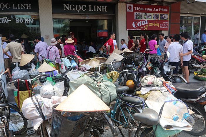 Trước giờ quán bắt đầu bán, nhiều người dân đã đến sớm xếp hàng.