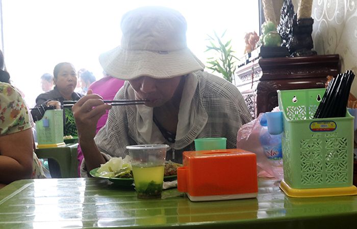 Mọi người đến đây ăn cơm là những người nhà bệnh nhân đang điều trị tại những bệnh viện xung quanh, rất nhiều người là lao động như: Xây dựng, thu mua đồng nát, bán rau củ, bán hàng rong...