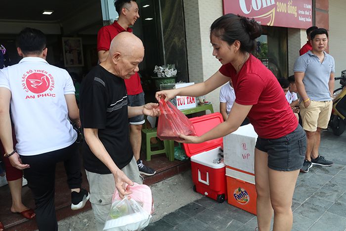 Đối với bệnh nhân nặng, già yếu sau mỗi bữa ăn đều được tặng thêm túi hoa quả đã được các bạn tình nguyện viên bóc sẵn.