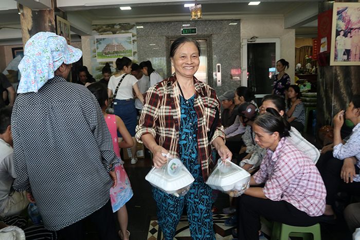Bà Nguyễn Thị Lan (bệnh nhân chạy thận bệnh viện Bạch Mai) cho biết: "Cơm rất ngon, nóng hổi và nhiều món ăn, mọi người phục vụ ở đây nhiệt tình chu đáo".
