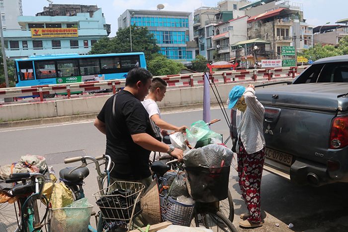 Không chỉ đến quán ăn cơm, nhiều người còn mua thêm các suất mang về cho những người ở nhà không có điều kiện đến quán.