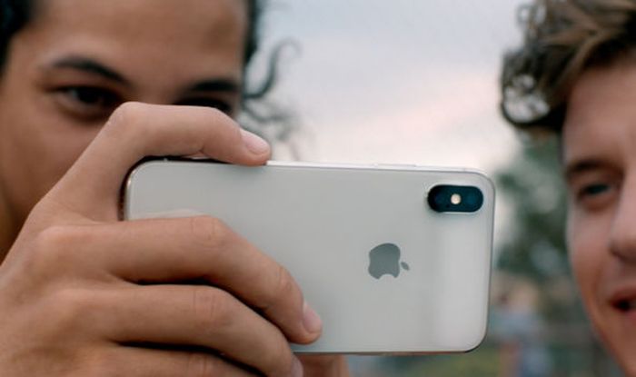 iPhoneX ra mắt tháng 9/2017 đã gặt hái doanh thu cho Apple. Ảnh: Apple