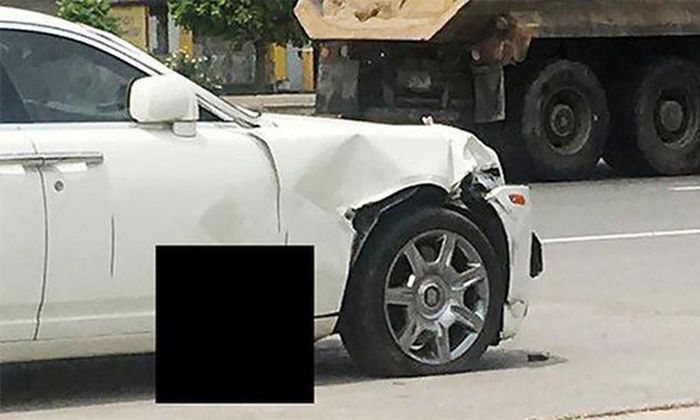Đáng chú ý phần vỏ trước của siêu xe sang Rolls-Royce đã bị vỡ nát. 