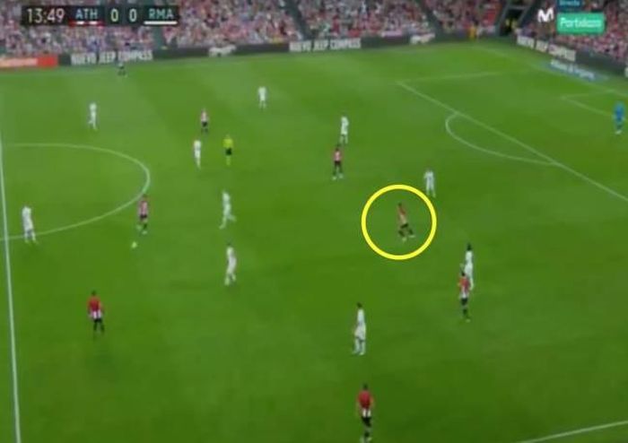 Ảnh chụp màn hình cho thấy, Kroos không hề theo kèm cầu thủ Athletic Bilbao bên phần sân Real Madrid. Lẽ ra, một tiền vệ phòng ngự phải là người làm điều đó.