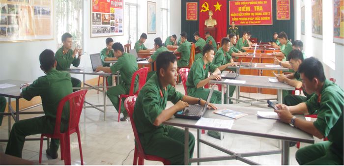  “Kiểm tra chính trị, pháp luật bằng phương pháp trắc nghiệm” tại Tiểu đoàn Phòng hóa 38, Bộ Tham mưu Quân khu 7. 