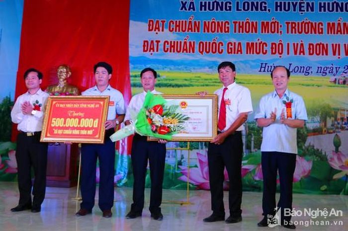 Trao Bằng công nhận đạt chuẩn Quốc gia về xây dựng Nông thôn mới năm 2017 và phần thưởng về đích 500 triệu đồng cho xã Hưng Long. Ảnh: Nguyễn Hải