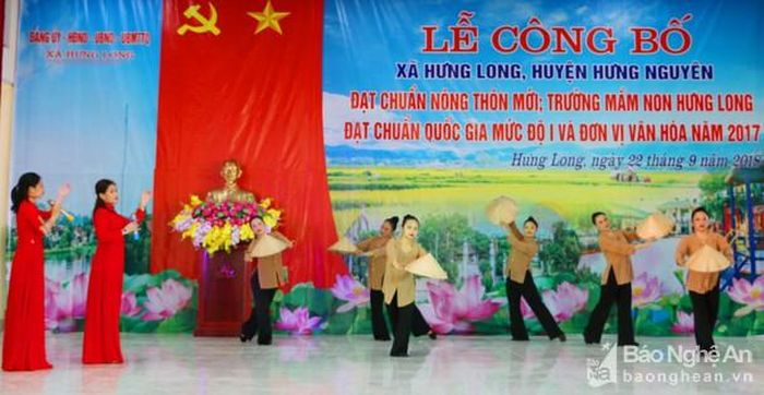 Một tiết mục văn nghệ chào mừng lễ đón Bằng đạt chuẩn NTM xã Hưng Long và Lễ công bố Trường mầm non xã đạt chuẩn quốc gia . Ảnh: Nguyễn Hải