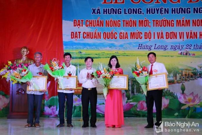 Trao Bằng khen của Chủ tịch UBND tỉnh cho 4 tập thể có thành tích trong xây dựng NTM xã Hưng Long. Ảnh: Nguyễn Hải