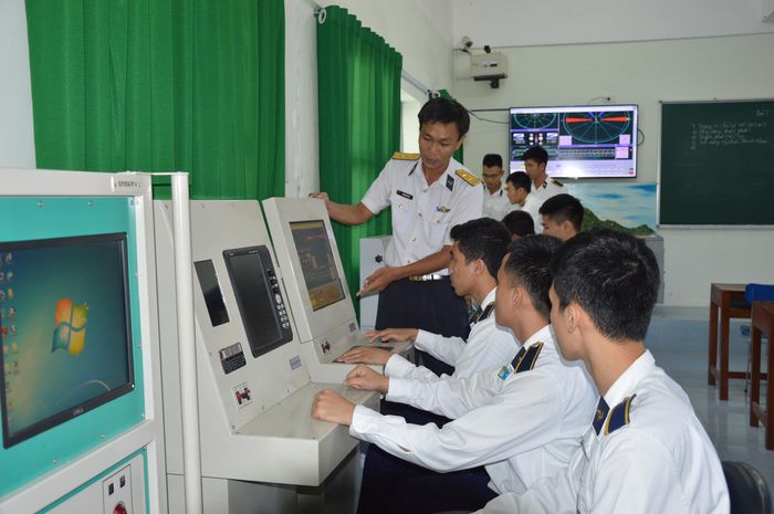 Học viên học tập và thực hành trên hệ thống mô phỏng tại Học viện Hải quân. Ảnh: Hoàng Việt