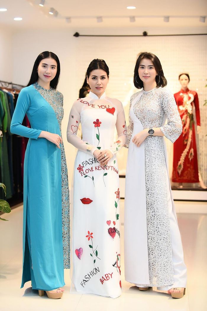 Chị em người mẫu Thư Huyền, Huyền Thư và diễn viên Quỳnh Hoa cùng khoe dáng dịu dàng với áo dài.