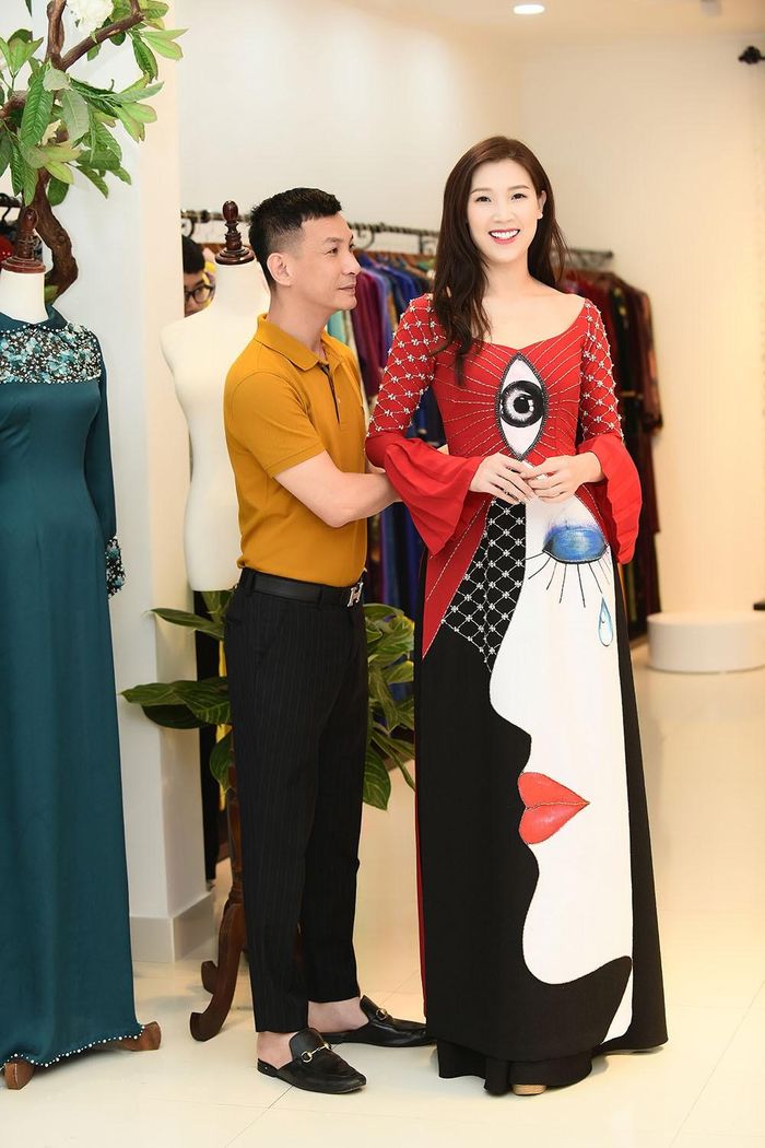 Hoa hậu Áo dài 2018 Phí Thùy Linh khoe sắc với bộ áo dài họa tiết độc.
