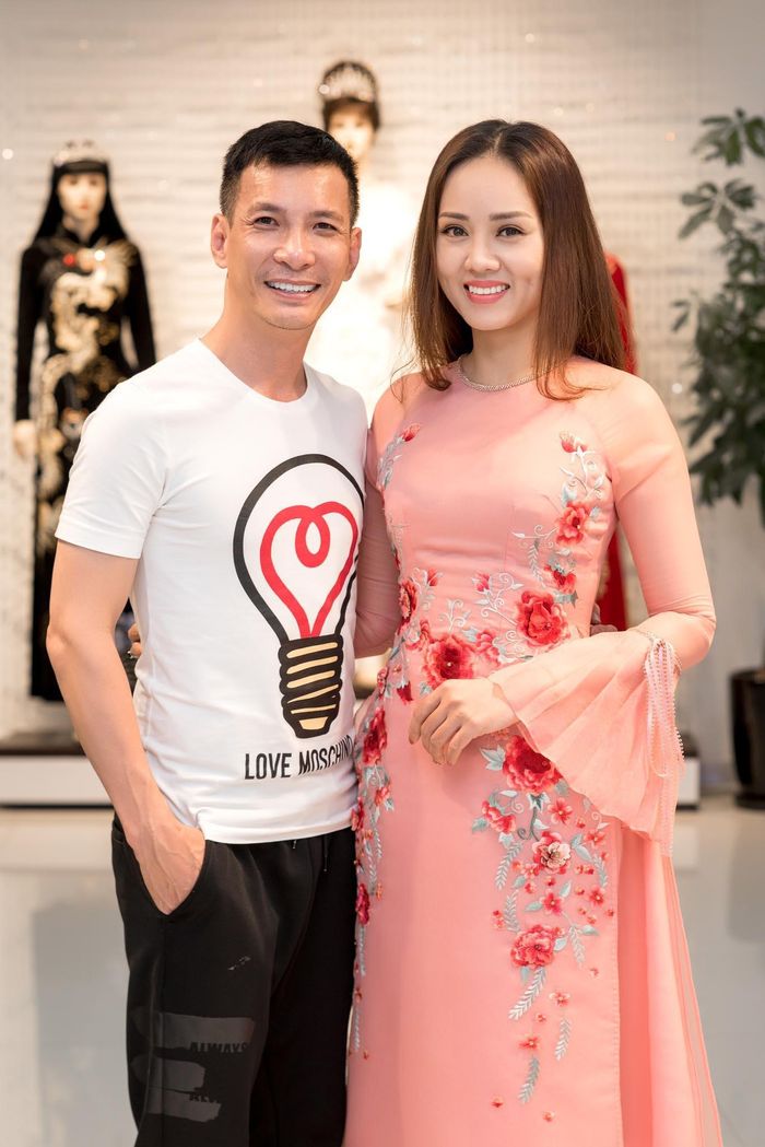  Trước thắc mắc liệu có phải người đẹp nhân dịp này lựa chọn một số mẫu trang phục cho hôn lễ được cho rằng sắp diễn ra giữa cô và diễn viên Công Lý, Ngọc Hà cho biết: “Hà đơn thuần đến đây để thử áo dài cho buổi khai trương của anh Kenny Thái. Còn đám cưới thì Hà vẫn chưa có kế hoạch gì, khi nào có quyết định gì chắc chắn Hà sẽ chia sẻ với khán giả”.