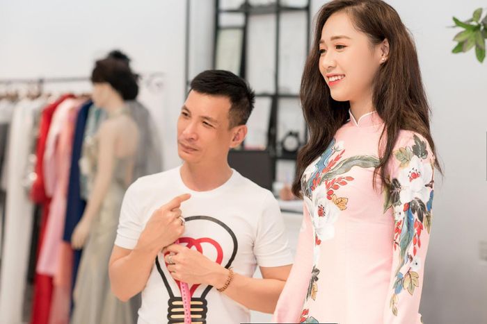 Người đẹp top 15 Hoa hậu Việt Nam 2018 Phạm Ngọc Hà My cũng xuất hiện tại showroom thử áo dài 