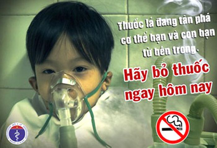 Bệnh về hô hấp dưới là căn bệnh phổ biến đối với những đứa trẻ thường xuyên tiếp xúc với khói thuốc (Ảnh: Cảnh báo của bộ Y tế).