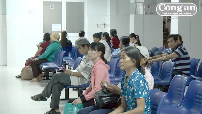 Bệnh nhân lo lắng vì các cơ sở y tế công lập ở Quảng Nam thiếu thuốc.