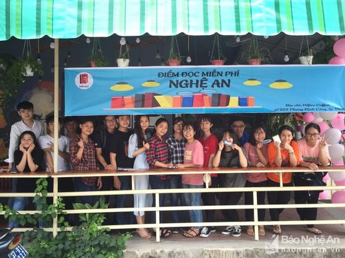 Các thành viên của Điểm đọc miễn phí Nghệ An. Ảnh: NVCC