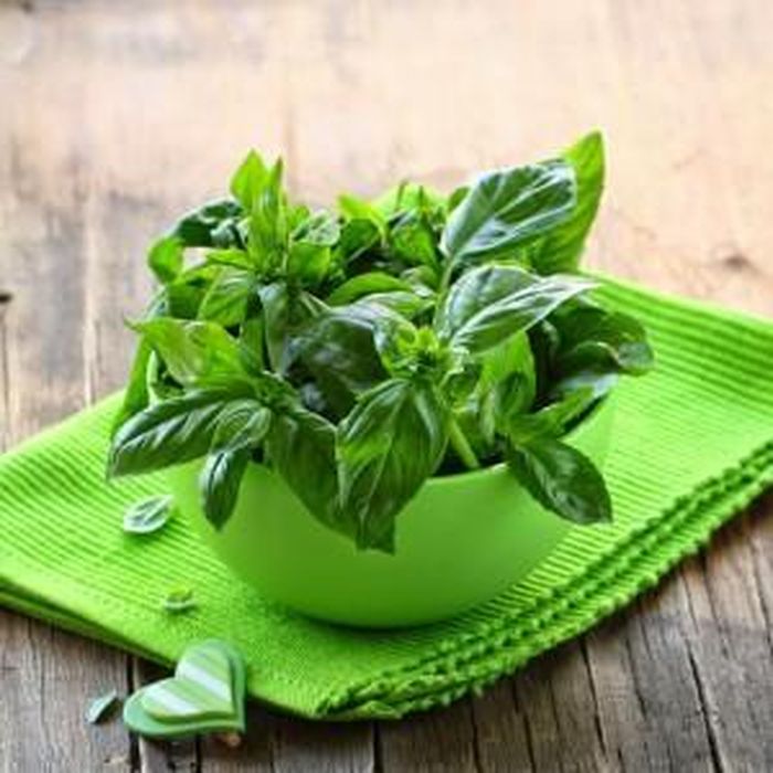 Bắc chảo lên bếp, cho tỏi băm vào phi thơm, sau đó cho tôm vào đảo đều. Khi thịt tôm săn lại và ngả màu hồng nhạt thì tắt bếp, trút tôm ra đĩa để riêng. Húng quế rửa sạch, để ráo nước, chia làm 2 phần: một phần thái nhỏ, một phần để nguyên. Cà chua hành tây thái lát. Ảnh: yeunoitro.net.