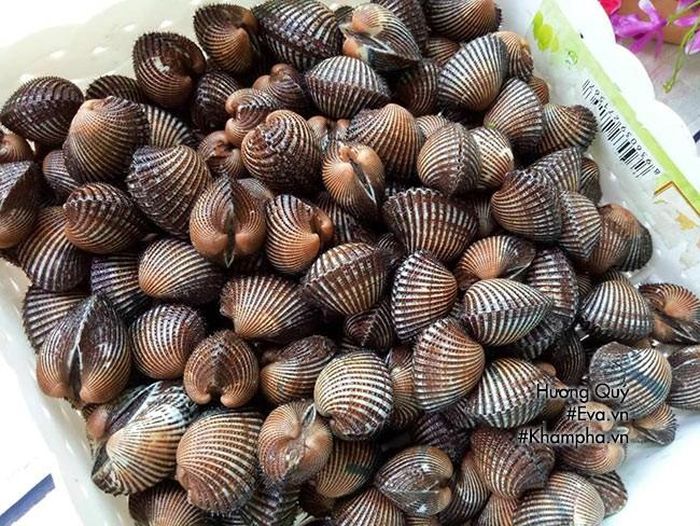 1. Sò huyết xào húng quế. Nguyên liệu: Sò huyết, kiệu ngâm chua ngọt, tỏi, nước cốt me, gia vị, mè rang vàng, rau húng quế. Ảnh: eva.vn.