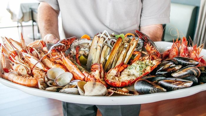 Tháng 10 là thời điểm hoàn hảo để bạn thưởng thức bữa trưa lười biếng ở nhà hàng ven biển, tập yoga lúc hoàng hôn và dạo bước giữa những rặng olive xanh mướt. Ảnh: Sirenishotels. 