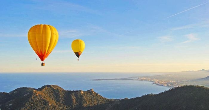 Khu vực trung tâm đảo có nhiều dãy núi hùng vĩ và bờ biển có những bãi cát trải dài. Đây là nơi lý tưởng để du khách trải nghiệm các hoạt động ngoài trời, từ leo núi, nhảy dù tới ngắm cảnh bằng khí cầu. Ảnh: Majorca. 