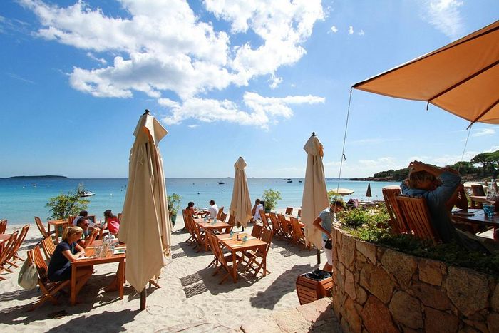 Lúc nghỉ ngơi, bạn có thể nhàn tản đi dạo trên những ngõ nhỏ của thành cổ Bastia và thưởng thức hải sản tươi ngon. Ảnh: South France Villas. 