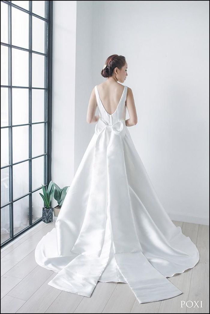 Chất liệu bóng trơn cùng những đường xẻ sau lưng sẽ khiến bạn trông cao lên đáng kể đấy