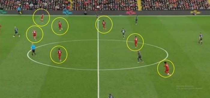 Các cầu thủ Liverpool giữ cự ly đội hình rất sít sao.