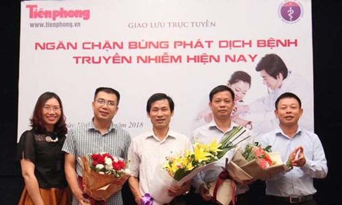Phó tổng Biên tập, nhà báo Phùng Công Sưởng tặng hoa các vị khách mời tại buổi Giao lưu trực tuyến