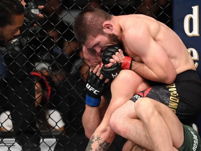 Đòn khóa cổ của Khabib khiến McGregor đập tay xin hàng.