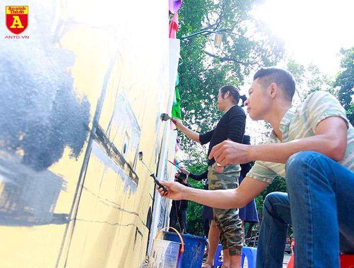 Đây là dự án bích họa được các họa sĩ là cựu học sinh trường THPT Phan Đình Phùng thực hiện nhân dịp kỉ niệm 45 năm ngày thành lập trường 14-10
