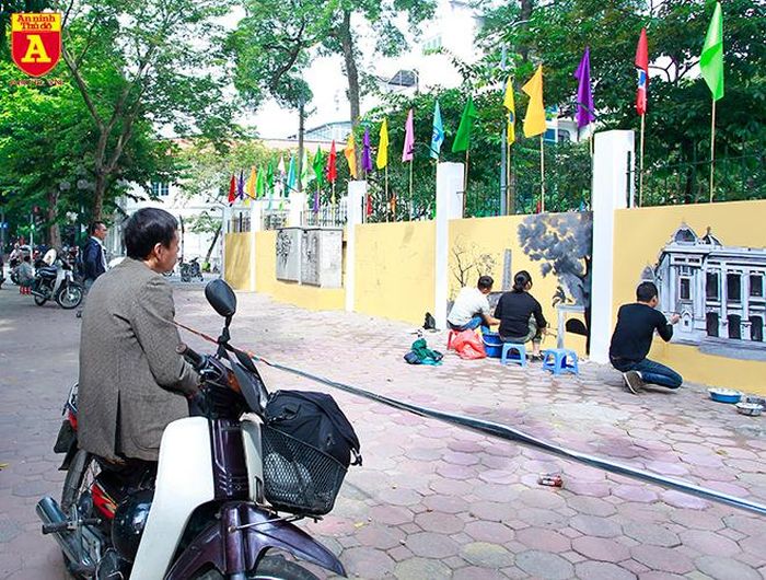 Bức tranh bích họa gồm 28 tác phẩm, trong đó ngoài 3 bức tranh về trường THPT Phan Đình Phùng, 25 bức còn lại về chủ đề Thăng Long Hà Nội xưa