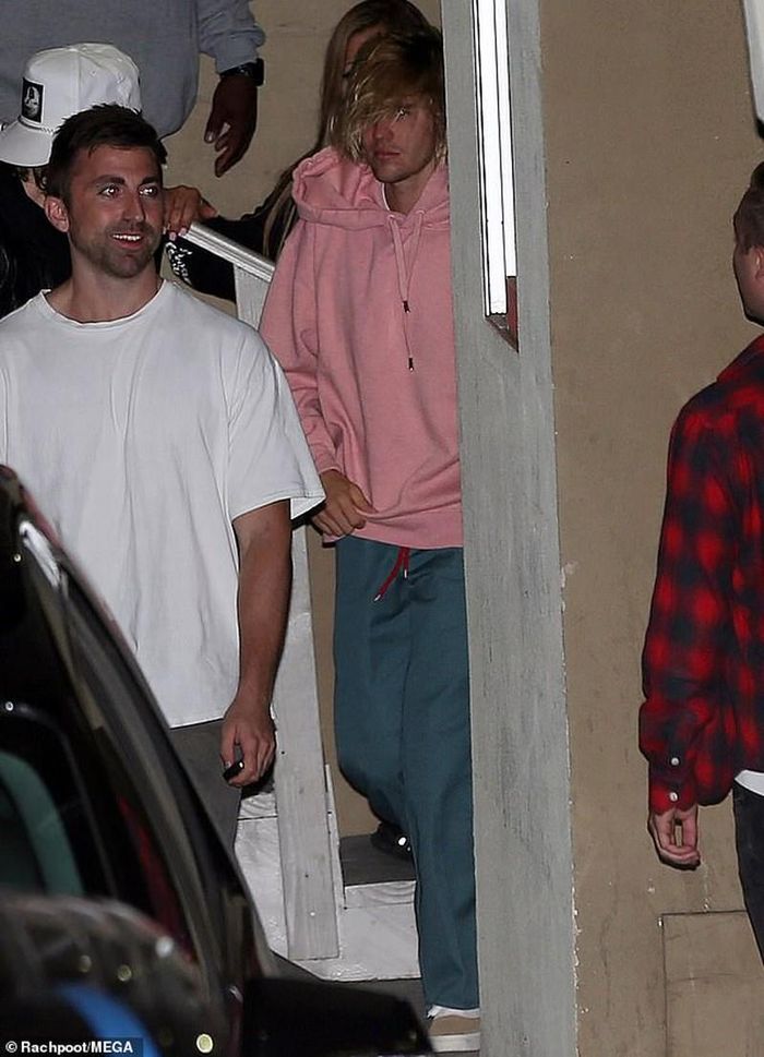 Justin Bieber đi nhà thờ mà không có Hailey Baldwin đi cùng