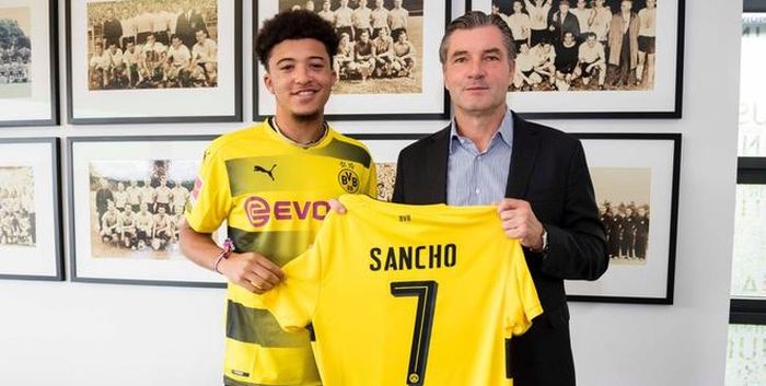 Trong màu áo Dortmund, Sancho được HLV Peter Stoeger đánh giá rất cao. “Cậu ấy nhanh nhẹn, đầy kỹ thuật và có khả năng dứt điểm tuyệt vời. Một ngày nào đó Sancho sẽ tiến xa”, HLV Stoeger tin tưởng. Mùa giải 2017/18 là năm đầu tiên Sancho chơi bóng đỉnh cao. Anh ra sân 12 trận, ghi 1 bàn. Với cầu thủ chỉ mới 18 tuổi và là người hiếm hoi mang quốc tịch Anh chơi bóng tại Bundesliga, đó là thành công. 