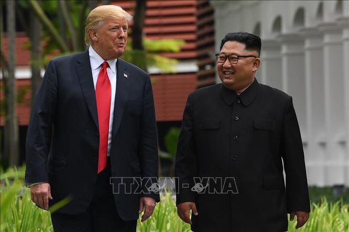 Tổng thống Mỹ Donald Trump (trái) trong cuộc gặp thượng đỉnh lịch sử với Nhà lãnh đạo Triều Tiên Kim Jong-un tại Singapore ngày 11/6/2018. Ảnh: AFP/TTXVN
