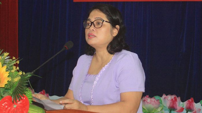 Bà Huỳnh Thị Tam Thanh - Bí thư Quận ủy Cẩm Lệ trả lời kiến nghị của người dân P.Hòa An.