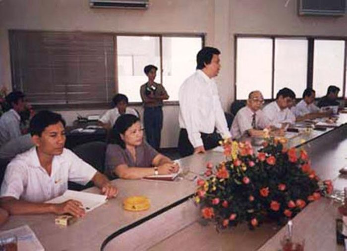 Doanh nhân Tăng Minh Phụng trong một buổi họp công ty 