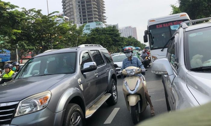 Do hầm Thủ Thiêm là con đường huyết mạch vào trung tâm giờ cao điểm khiến xe cộ hỗn loạn. Những con đường khác như Nguyễn Hữu Cảnh kẹt xe nghiêm trọng. 