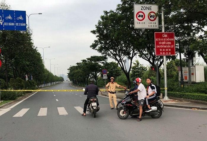 Tuyến đường Mai Chí Thọ, đoạn trước hầm Thủ Thiêm bị phong tỏa. Cảnh sát giăng dây, chặn xe không cho chạy qua hầm để phục vụ công tác khắc phục sự cố.