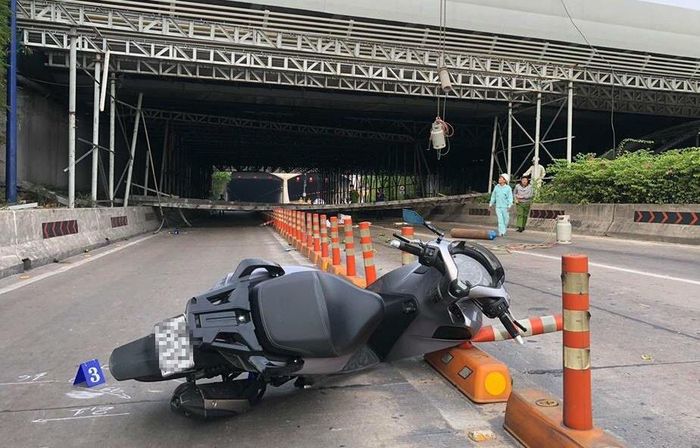 Cảnh sát đã khám nghiệm, vẽ hiện trường để chuẩn bị cẩu các khung sắt ra ngoài và thông xe.