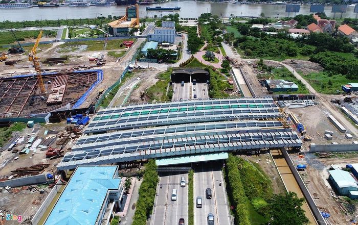 Giàn giáo sập thuộc hạng mục đường vượt qua cửa hầm Thủ Thiêm. Ảnh chụp tháng 5/2018: Lê Quân. 