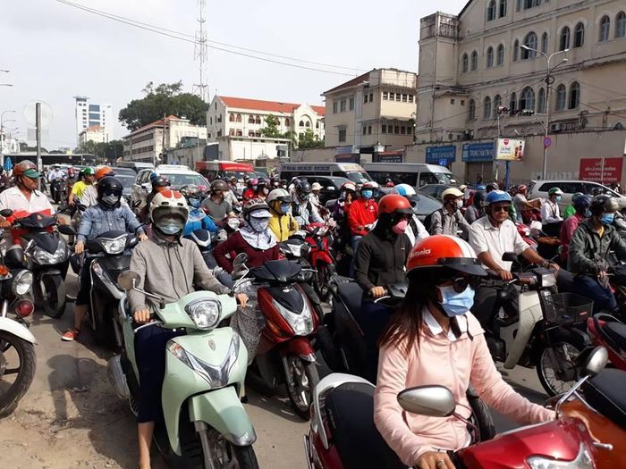 Ngã tư Lê Thánh Tôn - Nguyễn Hữu Cảnh (quận 1, TP.HCM) kẹt cứng. Ảnh: Hải Long. 