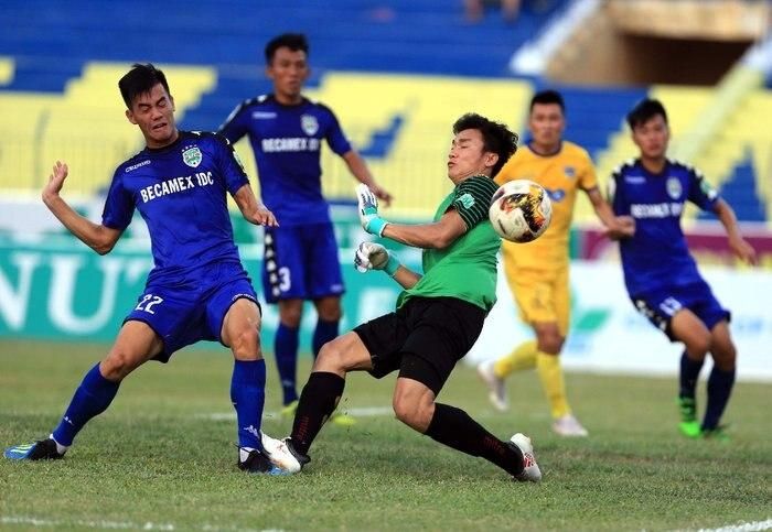 Thật khó tin khi Bùi Tiến Dũng mắc hai sai lầm trước Bình Dương trong trận chung kết Cúp quốc gia 2018. Ảnh: VPF