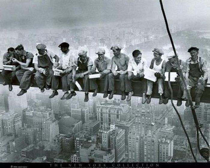  5. Bữa trưa trên đỉnh New York - 1932: Bức ảnh này của Charle Ebbets chụp 11 người công nhân đang ăn trưa trên một thanh đà, tại tầng 69, công trường xây dựng tòa nhà GE ở trung tâm Rockefeller diễn tả số phận cheo leo của những người công nhân nhập cư trong thời kỳ phát triển bùng phát của chủ nghĩa tư bản.