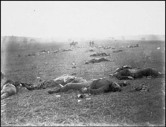  10. Bãi tha ma sau trận chiến tại Pennsylvania - 1863: Những xác người nằm trơ trọi giữa đồng không mông quạnh dưới bầu trời xám xịt... một cảm giác rợn người khi bạn đứng trước một bãi tha ma sau cuộc chiến. Chụp trong cuộc Nội chiến Mỹ.