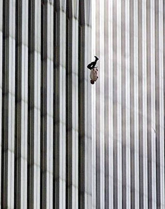  6. Người đàn ông đang rơi từ Trung tâm Thương mại Thế giới tại New York, Mỹ - 2001: Bức ảnh chụp người đàn ông đang rơi từ Trung tâm Thương mại Thế giới tại New York, Mỹ sau khi tòa nhà này bị 2 máy bay đâm vào trong sự kiện “11 tháng 9” này đã gây một cảm xúc rất mạnh đến người dân Mỹ. Nhiều người cho đó là sự xúc phạm đến người đã chết. Nhưng Richard Drew, tác giả bức ảnh thì biện hộ rằng, bức ảnh đã diễn tả một quyết định giữa sống và chết của con người khi bị dồn vào đường cùng.