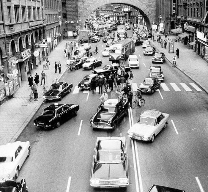 15. Ngày đầu tiên Thụy Điển đổi chiều lái xe - 1967.