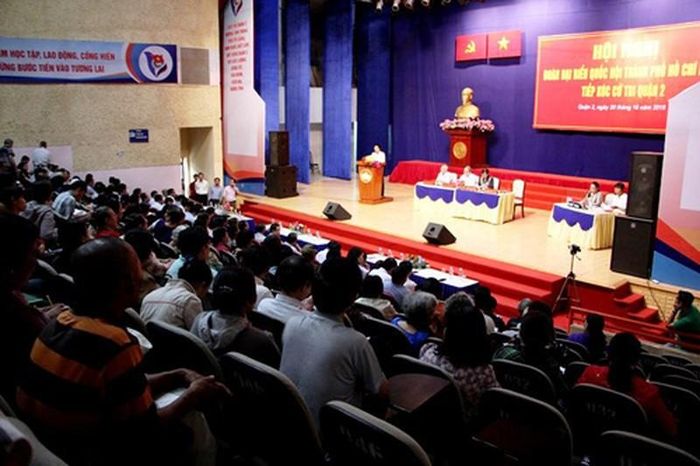 Rất đông cử tri quận 2, đa số là người dân Thủ Thiêm bày tỏ ý kiến về dự án Thủ Thiêm với Bí thư Nguyễn Thiện Nhân và đoàn ĐBQH TP.HCM. 