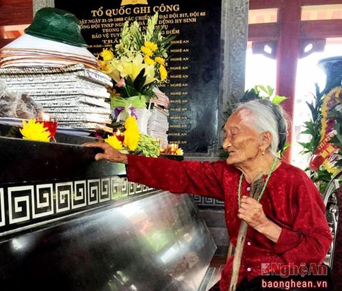 Mẹ Nguyễn Thị Khánh đã 99 tuổi, đi lại khó khăn. Ngày 27/7 hàng năm, mẹ Khánh lại mong được đến thăm mộ con gái là liệt sỹ Nguyễn Thị Hoài hy sinh khi mới 16 tuổi tại Truông Bồn. Ảnh tư liệu