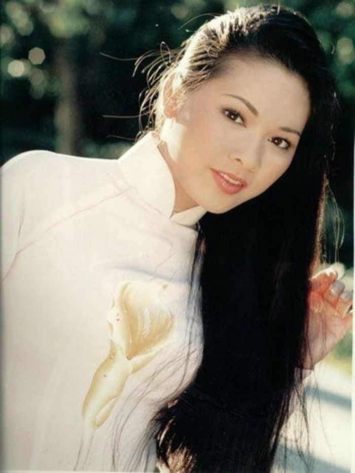  Như Quỳnh sang Mỹ năm 1993 khi 23 tuổi và trở thành một trong những ca sĩ đắt show nhất ở thị trường hại ngoại. 